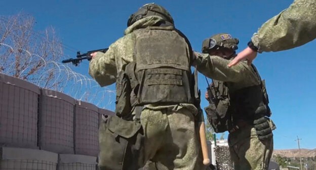 Занятия по боевой подготовке - российские миротворцы в Нагорном Карабахе. Фото пресс-службы МО России https://mil.ru/russian_peacekeeping_forces/news/more.htm?id=12386062@egNews Занятия по боевой подготовке - российские миротворцы в Нагорном Карабахе. Фото пресс-службы МО России https://mil.ru/russian_peacekeeping_forces/news/more.htm?id=12386062@egNews