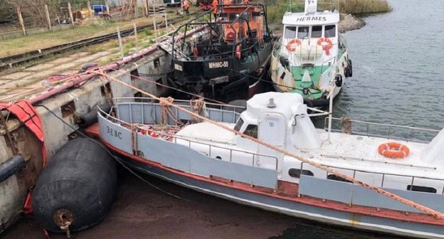 Утечка топлива с танкера в порту Темрюк. Фото из инстаграм-аккаунта главы Росприроднадзора Светланы Радионовой, https://www.instagram.com/_svetlana__radionova_/ Утечка топлива с танкера в порту Темрюк. Фото из инстаграм-аккаунта главы Росприроднадзора Светланы Радионовой, https://www.instagram.com/_svetlana__radionova_/