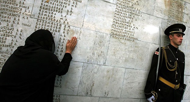 Женщина плачет у грузино-абхазского военного мемориала, на котором есть имя ее сына во время юбилейной церемонии в Тбилиси 27 сентября 2006 г. Фото: REUTERS/David Mdzinarishvili (GEORGIA) Женщина плачет у грузино-абхазского военного мемориала, на котором есть имя ее сына во время юбилейной церемонии в Тбилиси 27 сентября 2006 г. Фото: REUTERS/David Mdzinarishvili (GEORGIA)