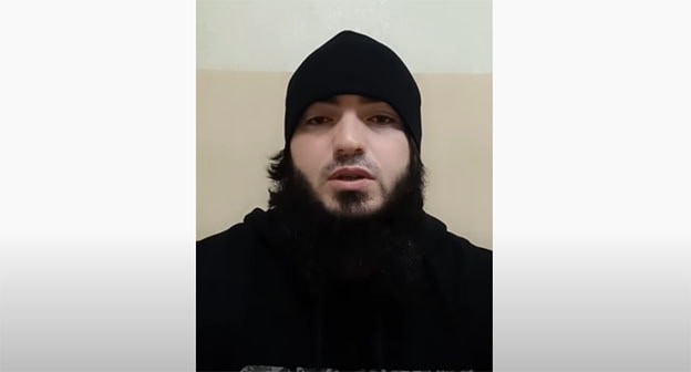 Кадр видеообращения уроженца Чечни Али Бакаева Скриншот видео https://www.youtube.com/watch?v=ZiKzefarbvc Кадр видеообращения уроженца Чечни Али Бакаева Скриншот видео https://www.youtube.com/watch?v=ZiKzefarbvc