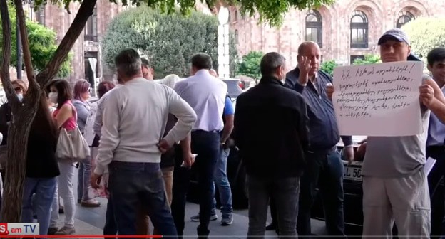 Несколько десятков активистов партии "Дашнакцутюн" на акции протеста в Ереване. Кадр видео https://www.youtube.com/watch?v=XN4K9Tz6WOQ Несколько десятков активистов партии "Дашнакцутюн" на акции протеста в Ереване. Кадр видео https://www.youtube.com/watch?v=XN4K9Tz6WOQ