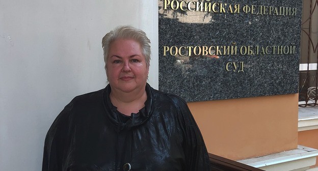 Ольга Гануша у входа в Ростовский областной суд, 30 сентября 2021 года. Фото Константина Волгина для "Кавказского узла"
Ольга Гануша у входа в Ростовский областной суд, 30 сентября 2021 года. Фото Константина Волгина для "Кавказского узла"