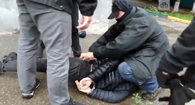 Задержание жителя Кабардино-Балкарии, который готовил теракт против правоохранителей в Черкесске. Кадр видео https://www.ntv.ru/novosti/2613542/ Задержание жителя Кабардино-Балкарии, который готовил теракт против правоохранителей в Черкесске. Кадр видео https://www.ntv.ru/novosti/2613542/