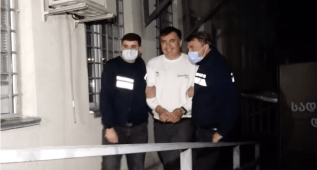 Саакашвили препровождают в Руставскую тюрьму. 1 октября 2021 года. Стоп-кадр МВД Грузии https://www.facebook.com/watch/?ref=external&v=1490796041293652 Саакашвили препровождают в Руставскую тюрьму. 1 октября 2021 года. Стоп-кадр МВД Грузии https://www.facebook.com/watch/?ref=external&v=1490796041293652