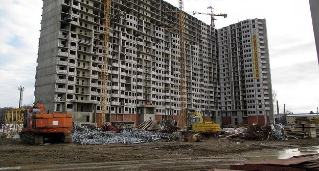 Строительство жилого комплекса в Краснодаре. Фото с сайта "Жккино.рф" Строительство жилого комплекса в Краснодаре. Фото с сайта "Жккино.рф"