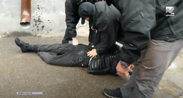 Стоп-кадр видео задержания предполагаемого террориста в Черкесске. https://www.youtube.com/watch?v=-e4ueZ87LIE Стоп-кадр видео задержания предполагаемого террориста в Черкесске. https://www.youtube.com/watch?v=-e4ueZ87LIE