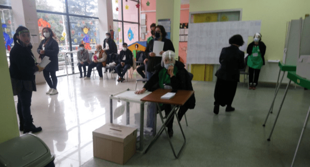 Один из избирательных участков в Тбилиси. 2 октября 2021 года. Фото Беслана Кмузова для "Кавказского узла" Один из избирательных участков в Тбилиси. 2 октября 2021 года. Фото Беслана Кмузова для "Кавказского узла"