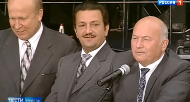 Тельман Исмаилов (в центре) и Юрий Лужков (справа). Стоп-кадр из видео Youtube-
канала "Россия 24". https://www.youtube.com/watch?v=s4Rlld7hkX0 Тельман Исмаилов (в центре) и Юрий Лужков (справа). Стоп-кадр из видео Youtube-
канала "Россия 24". https://www.youtube.com/watch?v=s4Rlld7hkX0