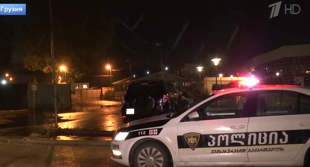 Автомобиль полиции в Тбилиси. 1 октября 2021 года. Стоп-кадр из видео на Youtube-канале «Новости на Первом Канале». https://www.youtube.com/watch?v=vIqnVcse8vU Автомобиль полиции в Тбилиси. 1 октября 2021 года. Стоп-кадр из видео на Youtube-канале «Новости на Первом Канале». https://www.youtube.com/watch?v=vIqnVcse8vU