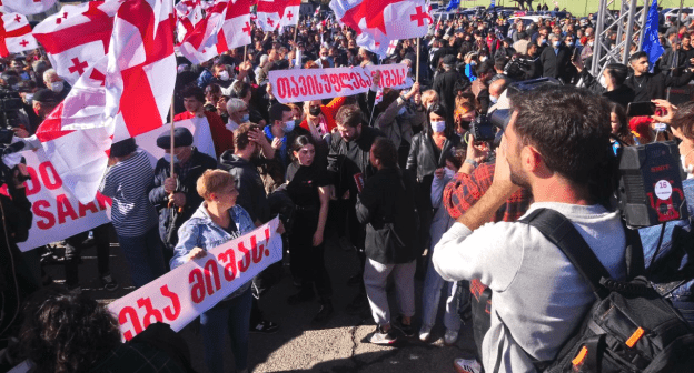 Участники митинга в Рустави. Фото Беслана Кмузова для "Кавказского узла" Участники митинга в Рустави. Фото Беслана Кмузова для "Кавказского узла"