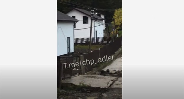 Оползень в сочинском поселке Сергей Поле. Скриншот видео https://www.youtube.com/watch?v=CLgrpXNSk54 Оползень в сочинском поселке Сергей Поле. Скриншот видео https://www.youtube.com/watch?v=CLgrpXNSk54