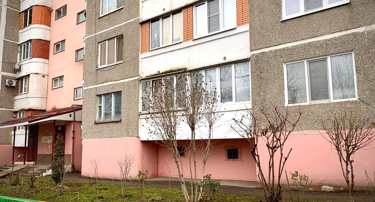 Дом №54 по улице Тарчокова в Нальчике. Фото https://fondgkh.ru/znak-kachestva-gkh/obrazcovye-predpriyatiya-zhkkh-i-doma-obrazcovogo-soderzhaniya/doma-obrazcovogo-soderzhaniya/severo-kavkazskiy-fo/kabardino-balkarskaya-respublika-g-nalchik-ul-tarchokova-58-/ Дом №54 по улице Тарчокова в Нальчике. Фото https://fondgkh.ru/znak-kachestva-gkh/obrazcovye-predpriyatiya-zhkkh-i-doma-obrazcovogo-soderzhaniya/doma-obrazcovogo-soderzhaniya/severo-kavkazskiy-fo/kabardino-balkarskaya-respublika-g-nalchik-ul-tarchokova-58-/