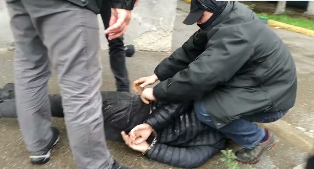 Задержание предполагаемого боевика в Черкесске. Кадр видео https://www.youtube.com/watch?v=IsLGr8anVKw Задержание предполагаемого боевика в Черкесске. Кадр видео https://www.youtube.com/watch?v=IsLGr8anVKw