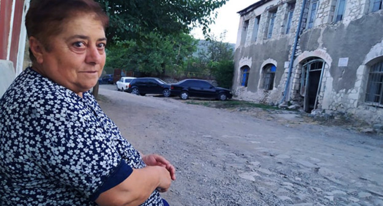 Беженка из Гадрута на улицах Степанакерта. Фото Алвард Григорян для "Кавказского узла" Беженка из Гадрута на улицах Степанакерта. Фото Алвард Григорян для "Кавказского узла"