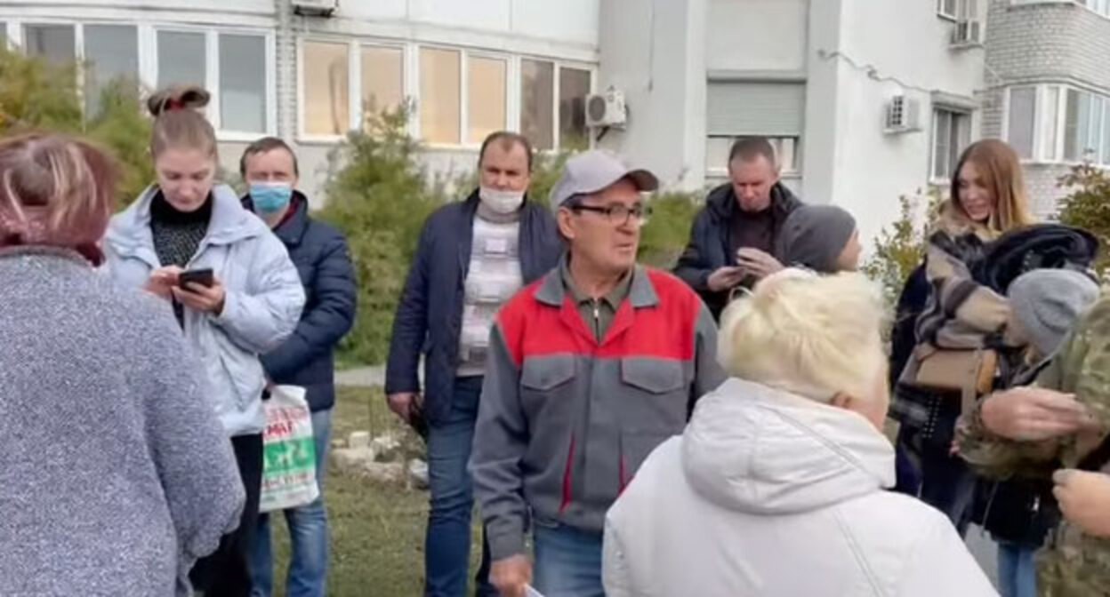 Жители Волгограда на сходе. 10 октября 2021 года. Кадр видео "Собрание жильцов Спартановки против шиномонтажки в Волгограде" https://www.youtube.com/watch?v=AHGVStIdI4w Жители Волгограда на сходе. 10 октября 2021 года. Кадр видео "Собрание жильцов Спартановки против шиномонтажки в Волгограде" https://www.youtube.com/watch?v=AHGVStIdI4w