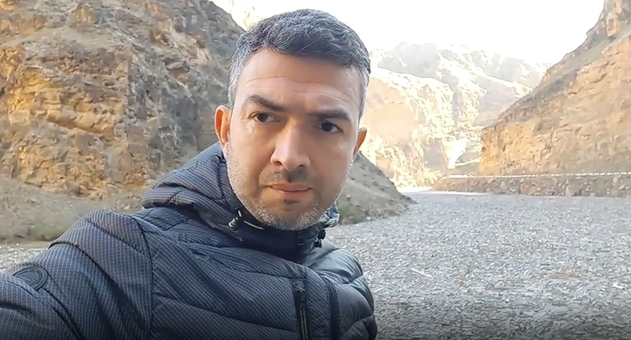 Омар Магомедов уберегов реки Андийское Койсу, в которую вода смыла множество мусора, оставленного у берегов. Скриншот сообщения https://www.instagram.com/p/CU24c6SjrvX/ Омар Магомедов уберегов реки Андийское Койсу, в которую вода смыла множество мусора, оставленного у берегов. Скриншот сообщения https://www.instagram.com/p/CU24c6SjrvX/