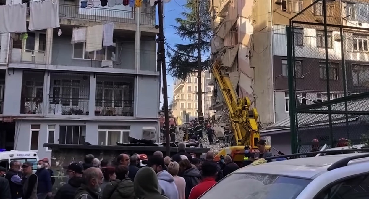 Обрушение жилого дома в Батуми. Кадр видео Спутник-Грузия https://www.youtube.com/watch?v=vCRXlxRkQmM Обрушение жилого дома в Батуми. Кадр видео Спутник-Грузия https://www.youtube.com/watch?v=vCRXlxRkQmM