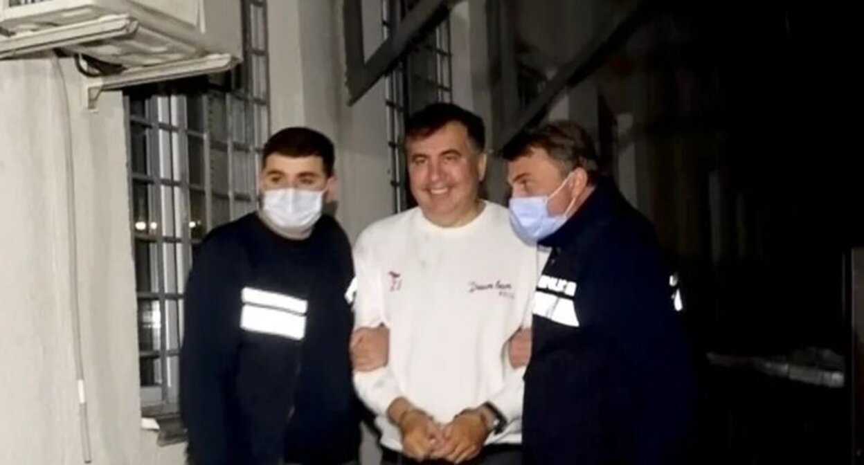 Саакашвили препровождают в Руставскую тюрьму. 1 октября 2021 года. Стоп-кадр МВД Грузии https://www.facebook.com/watch/?ref=external&v=1490796041293652 Саакашвили препровождают в Руставскую тюрьму. 1 октября 2021 года. Стоп-кадр МВД Грузии https://www.facebook.com/watch/?ref=external&v=1490796041293652