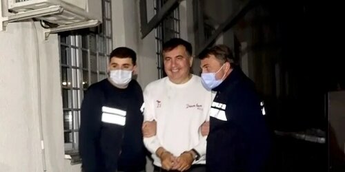 Саакашвили препровождают в Руставскую тюрьму. 1 октября 2021 года. Стоп-кадр МВД Грузии https://www.facebook.com/watch/?ref=external&v=1490796041293652 Саакашвили препровождают в Руставскую тюрьму. 1 октября 2021 года. Стоп-кадр МВД Грузии https://www.facebook.com/watch/?ref=external&v=1490796041293652