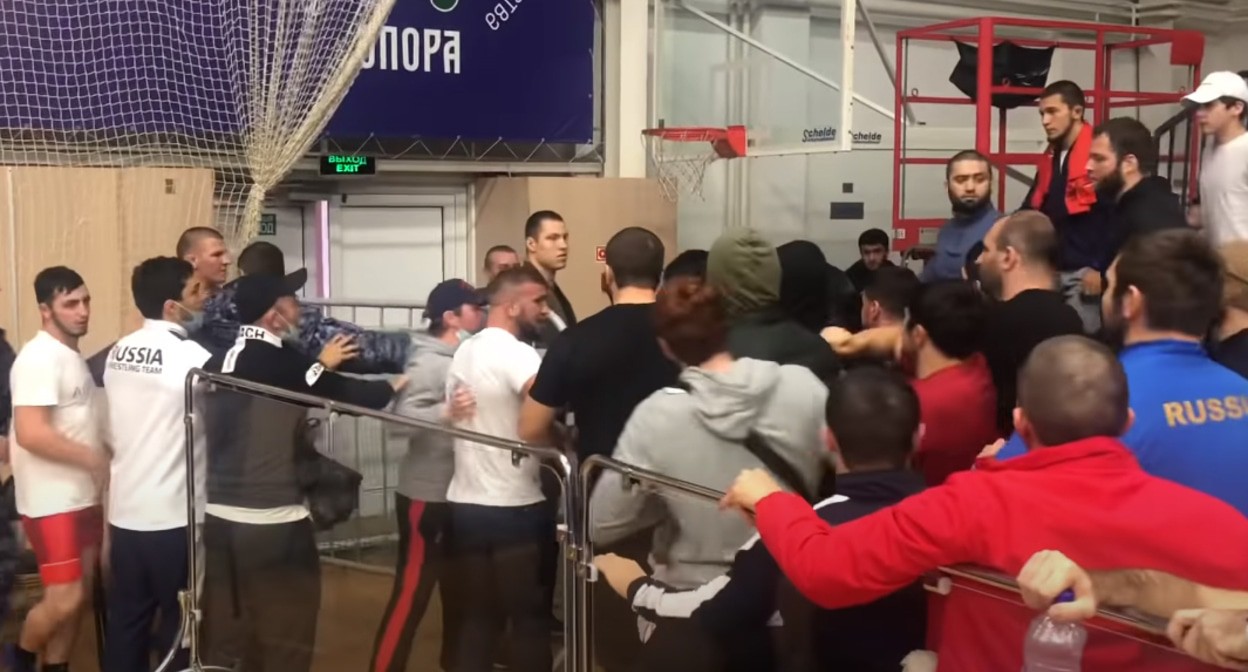 Драка на турнире в Каспийске. Кадр видео Тимур Бадмаев https://www.youtube.com/watch?v=wHNxaz79U2o&t=69s
Драка на турнире в Каспийске. Кадр видео Тимур Бадмаев https://www.youtube.com/watch?v=wHNxaz79U2o&t=69s