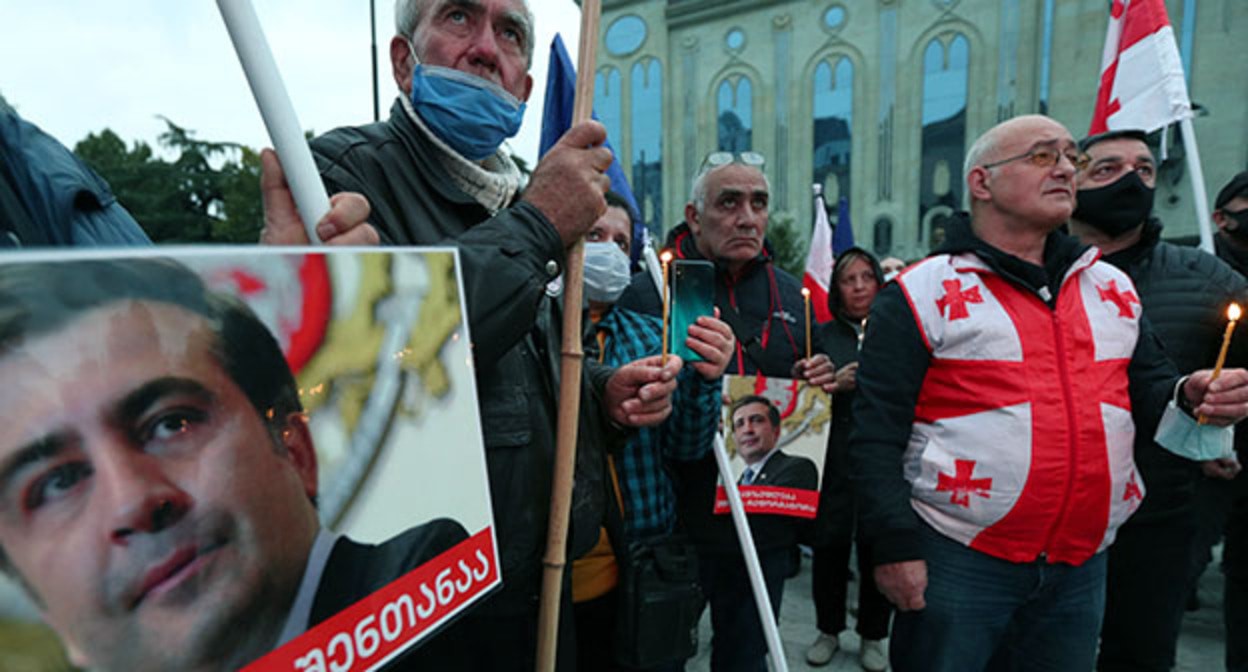 Участники акции протеста с требованием освободить Михаила Саакашвили держат в руках его портреты. Тбилиси, 10 октября 2021 г. Фото: REUTERS/Irakli Gedenidze Участники акции протеста с требованием освободить Михаила Саакашвили держат в руках его портреты. Тбилиси, 10 октября 2021 г. Фото: REUTERS/Irakli Gedenidze