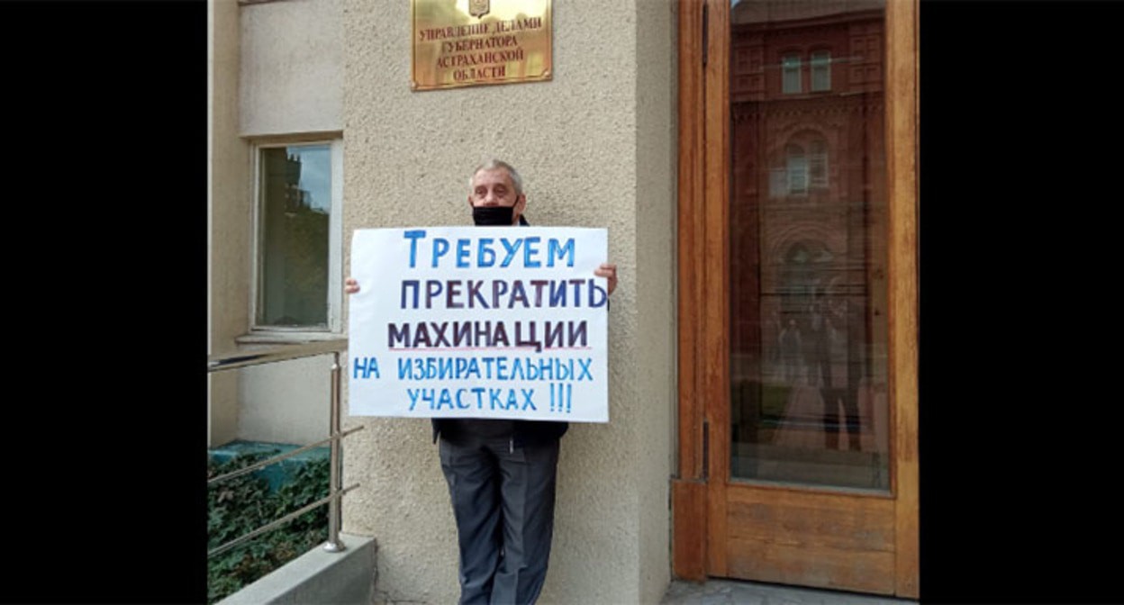 Сергей Щербаков во время пикета. Скриншот https://www.facebook.com/photo.php?fbid=584206052617863&set=pb.100030854205303.-2207520000..&type=3 Сергей Щербаков во время пикета. Скриншот https://www.facebook.com/photo.php?fbid=584206052617863&set=pb.100030854205303.-2207520000..&type=3