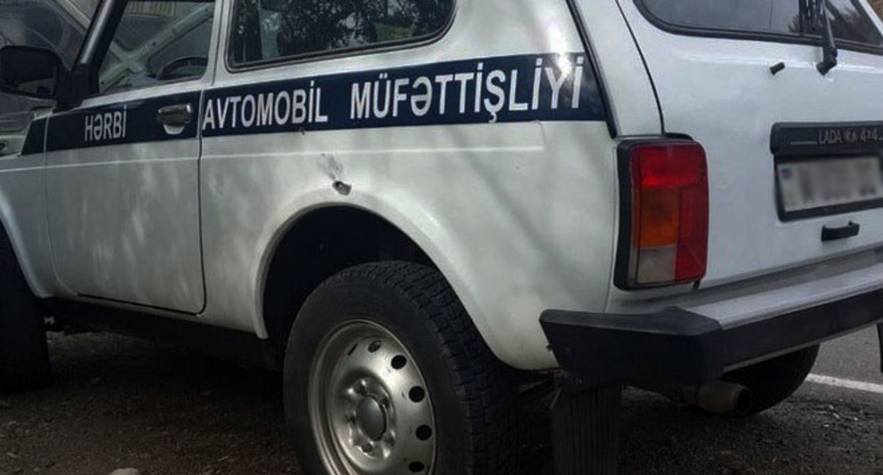 Автомобиль со следами обстрела. Фото: t.me/Azerbaijan_MOD Автомобиль со следами обстрела. Фото: t.me/Azerbaijan_MOD