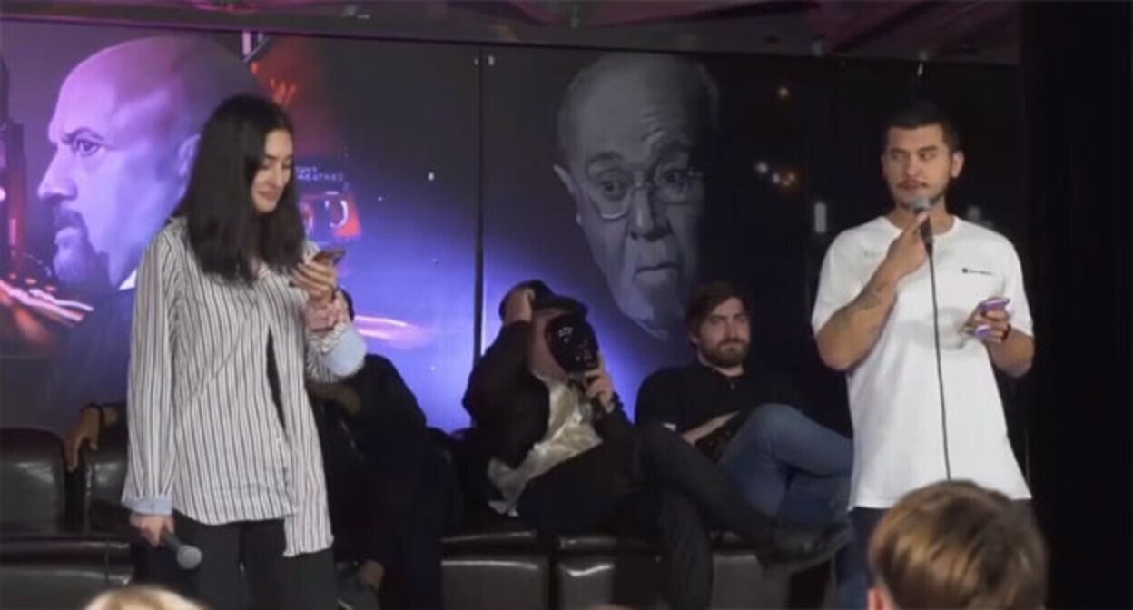 Выступление Арианы Лолаевой и Саши Ни на Roast Battle-2020, на котором прозвучали непристойные шутки об осетинах. Кадр видео Instagram-аккаунта "Позор Осетии" https://www.instagram.com/pozor_ossetia/ Выступление Арианы Лолаевой и Саши Ни на Roast Battle-2020, на котором прозвучали непристойные шутки об осетинах. Кадр видео Instagram-аккаунта "Позор Осетии" https://www.instagram.com/pozor_ossetia/
