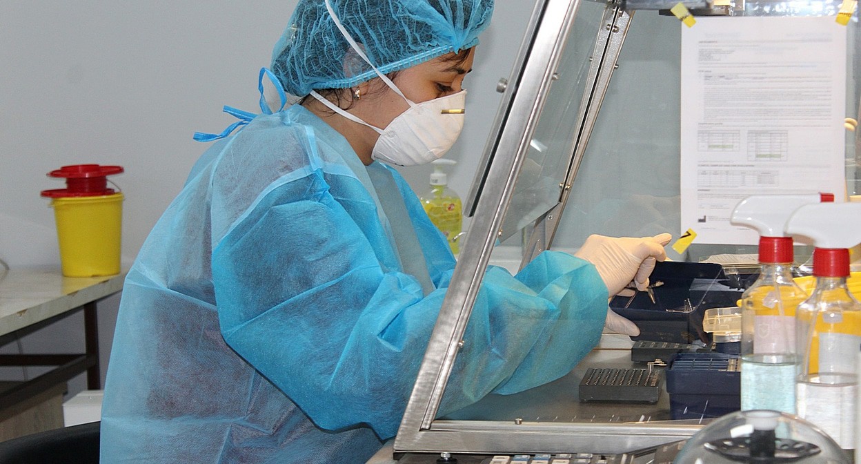В лаборатории Центра эпидемиологии и гигиены в Степанакерте при Минздраве Нагорного Карабаха. Фото Алвард Григорян для "Кавказского узла" В лаборатории Центра эпидемиологии и гигиены в Степанакерте при Минздраве Нагорного Карабаха. Фото Алвард Григорян для "Кавказского узла"
