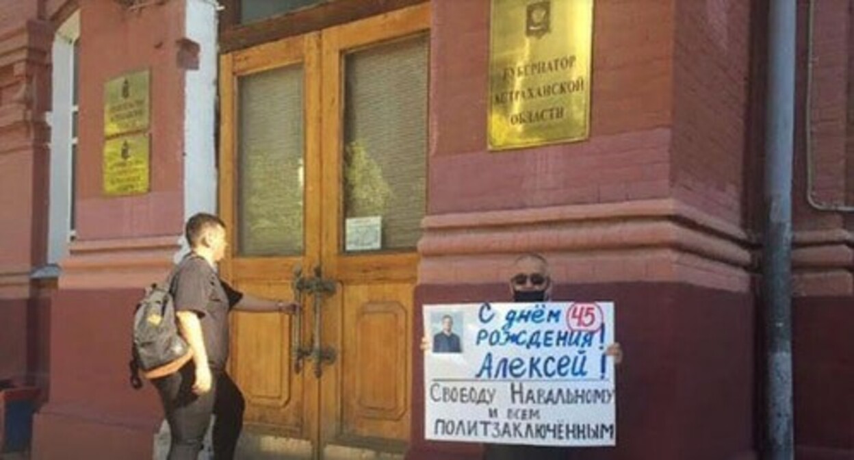 Сергей Щербаков в одиночном пикете. Фото с личной страницы Сергея Щербакова https://www.facebook.com/permalink.php?story_fbid=521976912174111&id=100030854205303 Сергей Щербаков в одиночном пикете. Фото с личной страницы Сергея Щербакова https://www.facebook.com/permalink.php?story_fbid=521976912174111&id=100030854205303