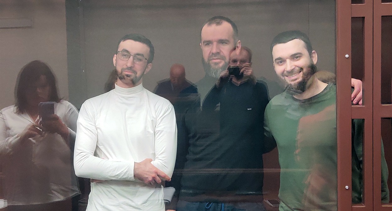 Кемал Тамбиев, Абубакар Ризванов и Абдулмумин Гаджиев в зале суда, 14 октября 2021 года. Фото Константина Волгина для "Кавказского узла" Кемал Тамбиев, Абубакар Ризванов и Абдулмумин Гаджиев в зале суда, 14 октября 2021 года. Фото Константина Волгина для "Кавказского узла"