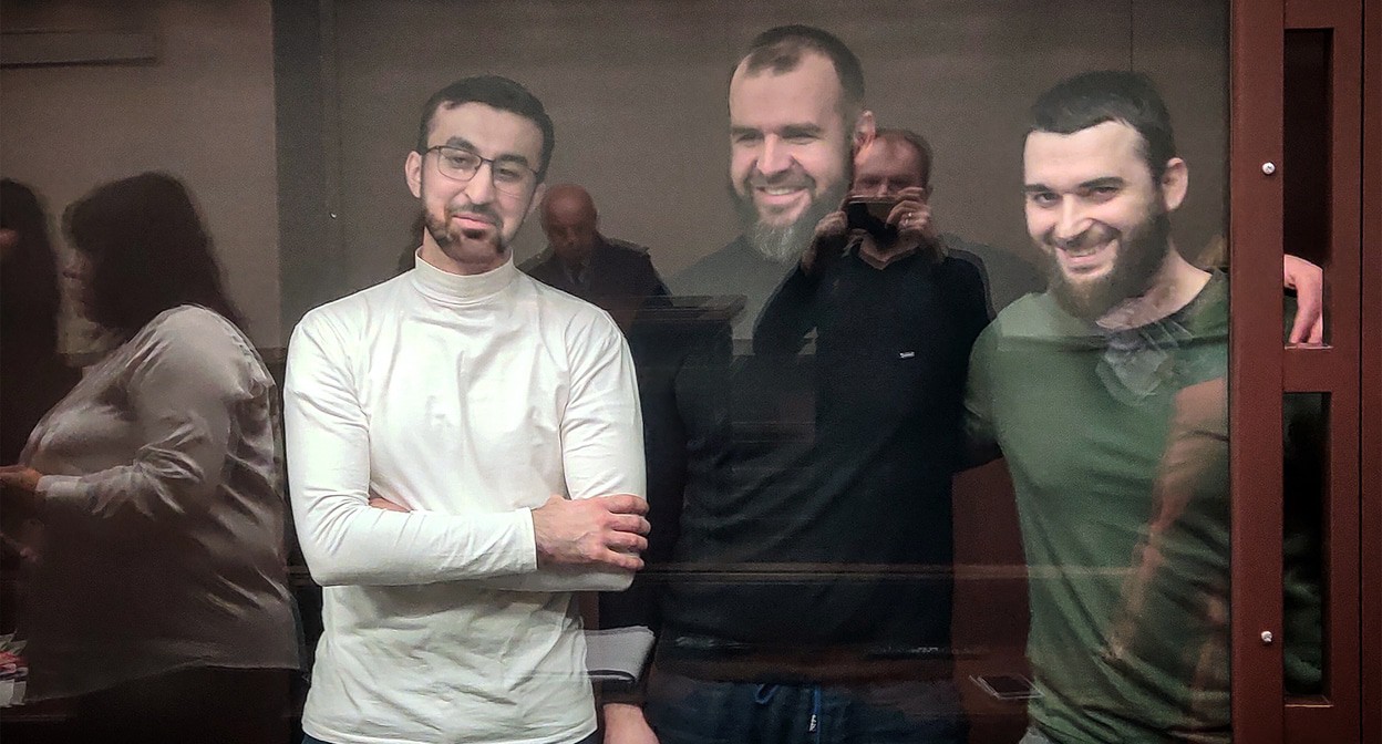 Кемал Тамбиев, Абдулмумин Гаджиев, Абубакар Ризванов в зале суда, 30 сентября. Фото Константина Волгина для "Кавказского узла" Кемал Тамбиев, Абдулмумин Гаджиев, Абубакар Ризванов в зале суда, 30 сентября. Фото Константина Волгина для "Кавказского узла"