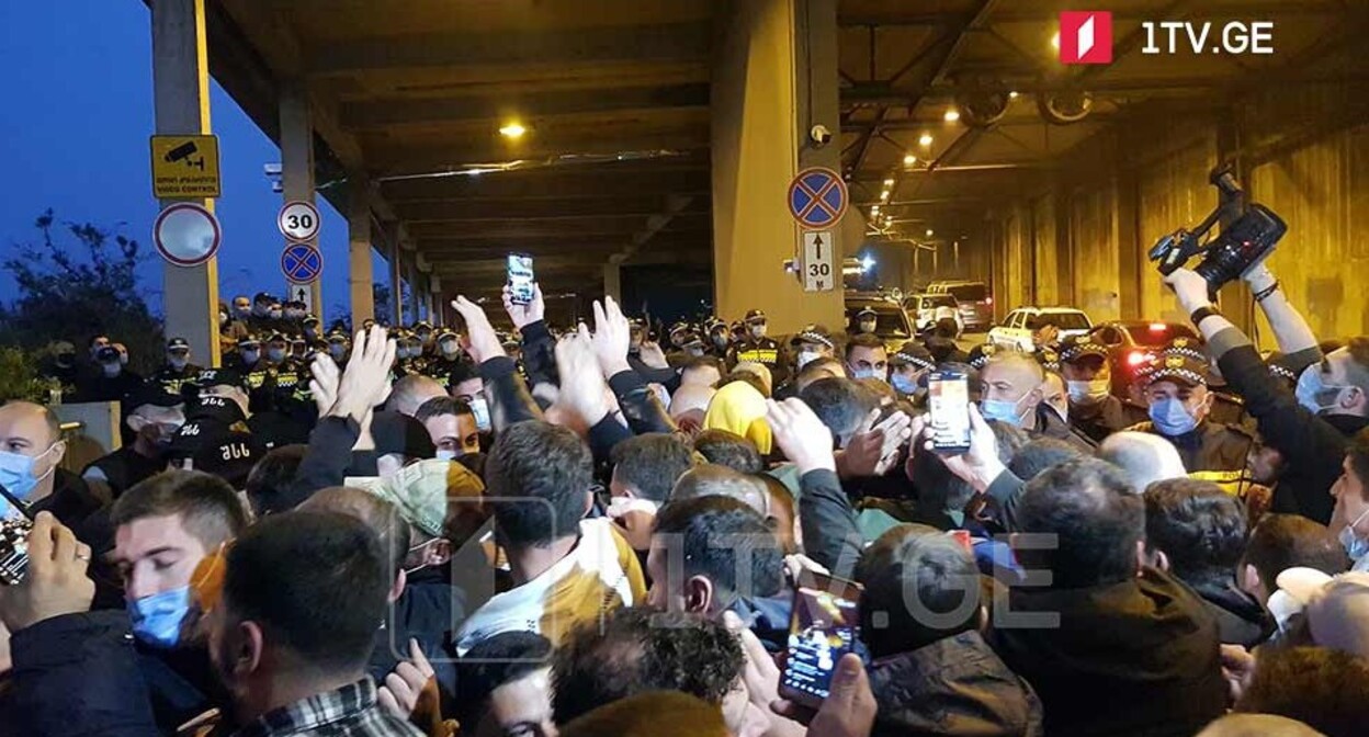 Акция в поддержку Михаила Саакашвили возле тбилисской резиденции Бидзины Иванишвили, 16 октября 2021 года. Фото: «Первый канал», Грузия. https://cdn.1tv.ge/app/uploads/2021/10/1634396021-aqcia.jpg Акция в поддержку Михаила Саакашвили возле тбилисской резиденции Бидзины Иванишвили, 16 октября 2021 года. Фото: «Первый канал», Грузия. https://cdn.1tv.ge/app/uploads/2021/10/1634396021-aqcia.jpg
