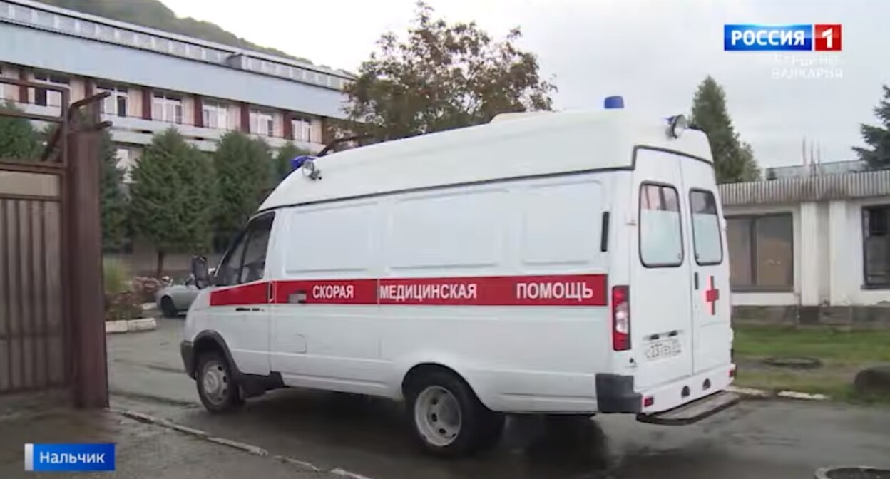 Скорая помощь у ковидного госпиталя в Нальчике. Стопкадр из видео на канале «Вести КБР». https://www.youtube.com/watch?v=j7nfnRWAt6E Скорая помощь у ковидного госпиталя в Нальчике. Стопкадр из видео на канале «Вести КБР». https://www.youtube.com/watch?v=j7nfnRWAt6E