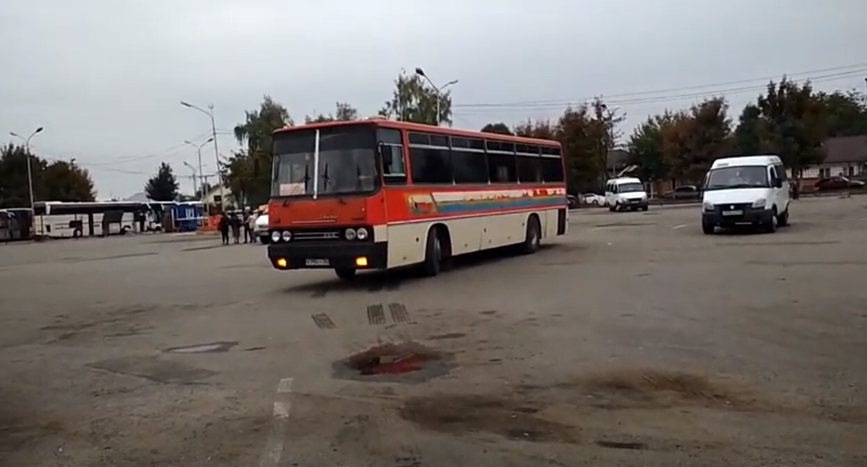 Отправление автобуса на автовокзале №2 Нальчика, май 2020 года. Стопкадр из видео на канале Михаила Какичева. https://www.youtube.com/watch?v=GZepI83qHSo Отправление автобуса на автовокзале №2 Нальчика, май 2020 года. Стопкадр из видео на канале Михаила Какичева. https://www.youtube.com/watch?v=GZepI83qHSo