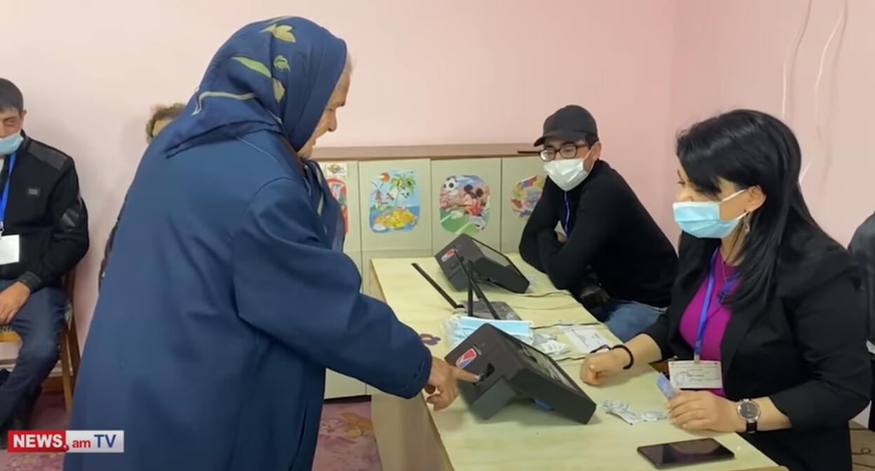 На избирательном участке в Дилижане 17 октября 2021 года. Стопкадр из видео на Youtube-канале «NEWS AM» https://www.youtube.com/watch?v=a39578ZVizM На избирательном участке в Дилижане 17 октября 2021 года. Стопкадр из видео на Youtube-канале «NEWS AM» https://www.youtube.com/watch?v=a39578ZVizM