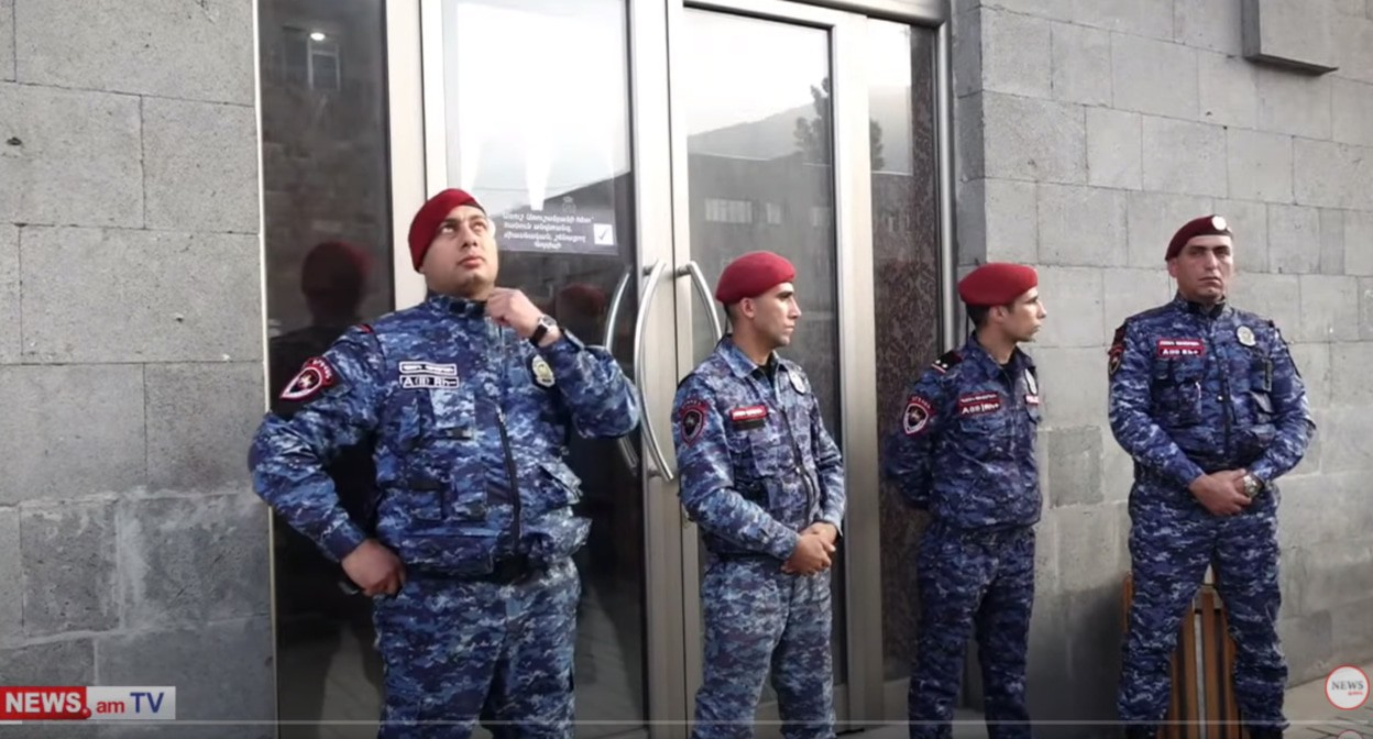 Сотрудники полиции у входа в штаб блока "Аруш Арушанян". Горис, 17 октября 2021 года. Кадр видео News.am https://www.youtube.com/watch?v=FF8yx_PxH-4 Сотрудники полиции у входа в штаб блока "Аруш Арушанян". Горис, 17 октября 2021 года. Кадр видео News.am https://www.youtube.com/watch?v=FF8yx_PxH-4