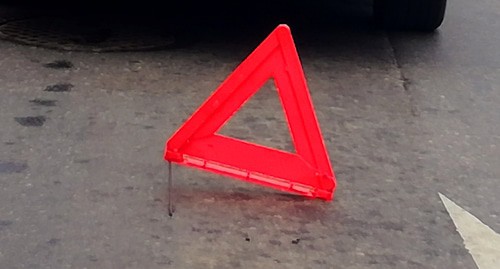 Аварийный знак на дороге. Фото Нины Тумановой для "Кавказского узла" Аварийный знак на дороге. Фото Нины Тумановой для "Кавказского узла"