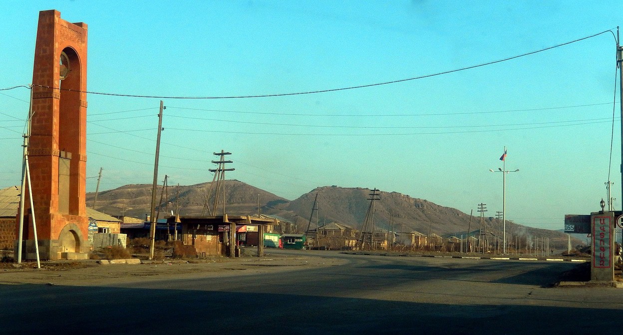 Въезд в село Ерасх Араратской области Армени. Фото Armineaghayan - https://ru.wikipedia.org/wiki/Ерасх Въезд в село Ерасх Араратской области Армени. Фото Armineaghayan - https://ru.wikipedia.org/wiki/Ерасх