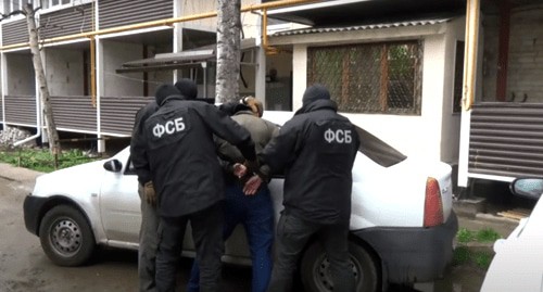 ФСБ задерживает подозреваемого. Скриншот видео https://youtu.be/-_LDs5-jIlQ ФСБ задерживает подозреваемого. Скриншот видео https://youtu.be/-_LDs5-jIlQ