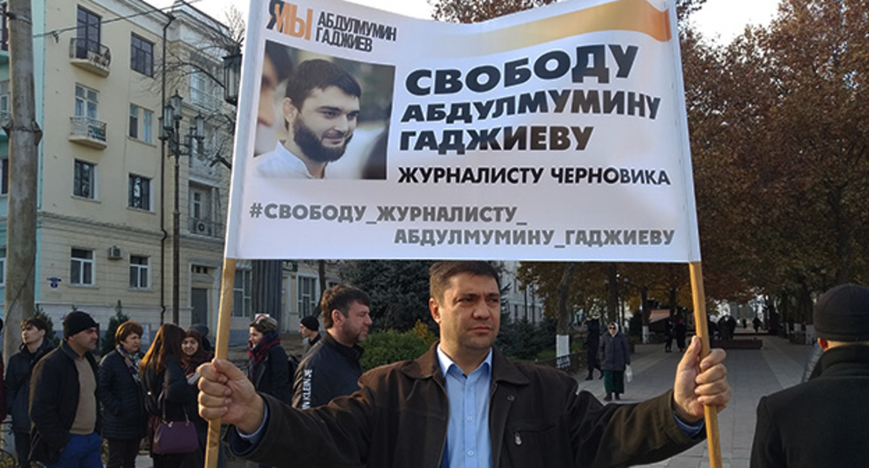 Одиночный пикет в поддержку Гаджиева в Махачкале. Ноябрь 2019 г. Фото Ильяса Капиева для "Кавказского узла" Одиночный пикет в поддержку Гаджиева в Махачкале. Ноябрь 2019 г. Фото Ильяса Капиева для "Кавказского узла"