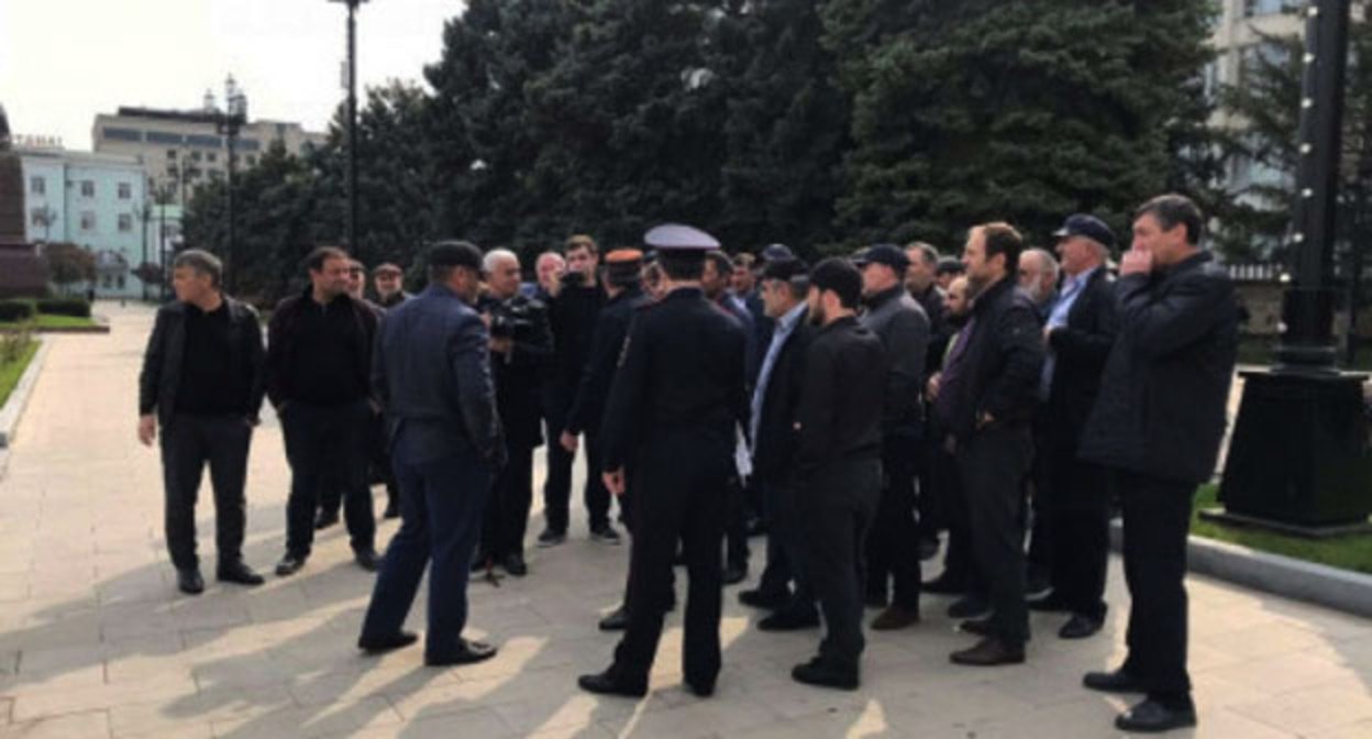 Участники акции против прекращения сноса домов и уголовного преследования застройщиков. Махачкала, 18 октября 2021 г. Фото: Саид Вагабов https://chernovik.net Участники акции против прекращения сноса домов и уголовного преследования застройщиков. Махачкала, 18 октября 2021 г. Фото: Саид Вагабов https://chernovik.net