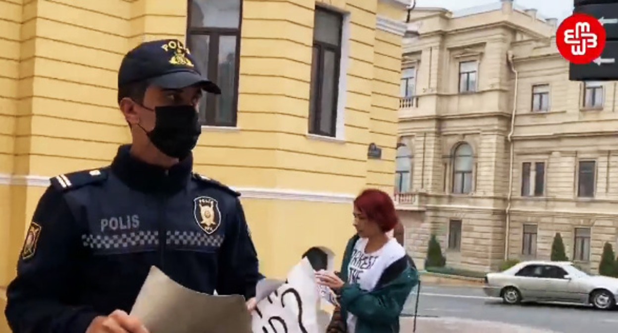 Сотрудник полиции отобрал плакат у активистки Гюльнары Мехтиевой. Скриншот видео https://www.facebook.com/watch/?v=670963433871546&ref=sharing Сотрудник полиции отобрал плакат у активистки Гюльнары Мехтиевой. Скриншот видео https://www.facebook.com/watch/?v=670963433871546&ref=sharing