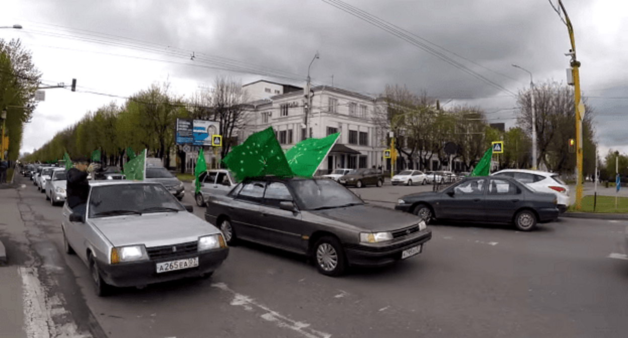 Автопробег с адыгскими флагами в Нальчике в 2017 году. Кадр видео Сергея Чернова: "День Адыгского Черкесского флага. Нальчик 25.04.2017" https://www.youtube.com/watch?v=1wo_48hgN3U Автопробег с адыгскими флагами в Нальчике в 2017 году. Кадр видео Сергея Чернова: "День Адыгского Черкесского флага. Нальчик 25.04.2017" https://www.youtube.com/watch?v=1wo_48hgN3U
