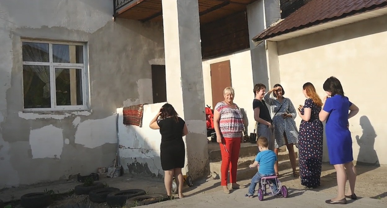 Посетители кризисного центра в Казани «Мамин дом». Кадр видео
#БросайДоброВВоду https://www.youtube.com/watch?v=B9ubM9PW738&t=5s Посетители кризисного центра в Казани «Мамин дом». Кадр видео
#БросайДоброВВоду https://www.youtube.com/watch?v=B9ubM9PW738&t=5s
