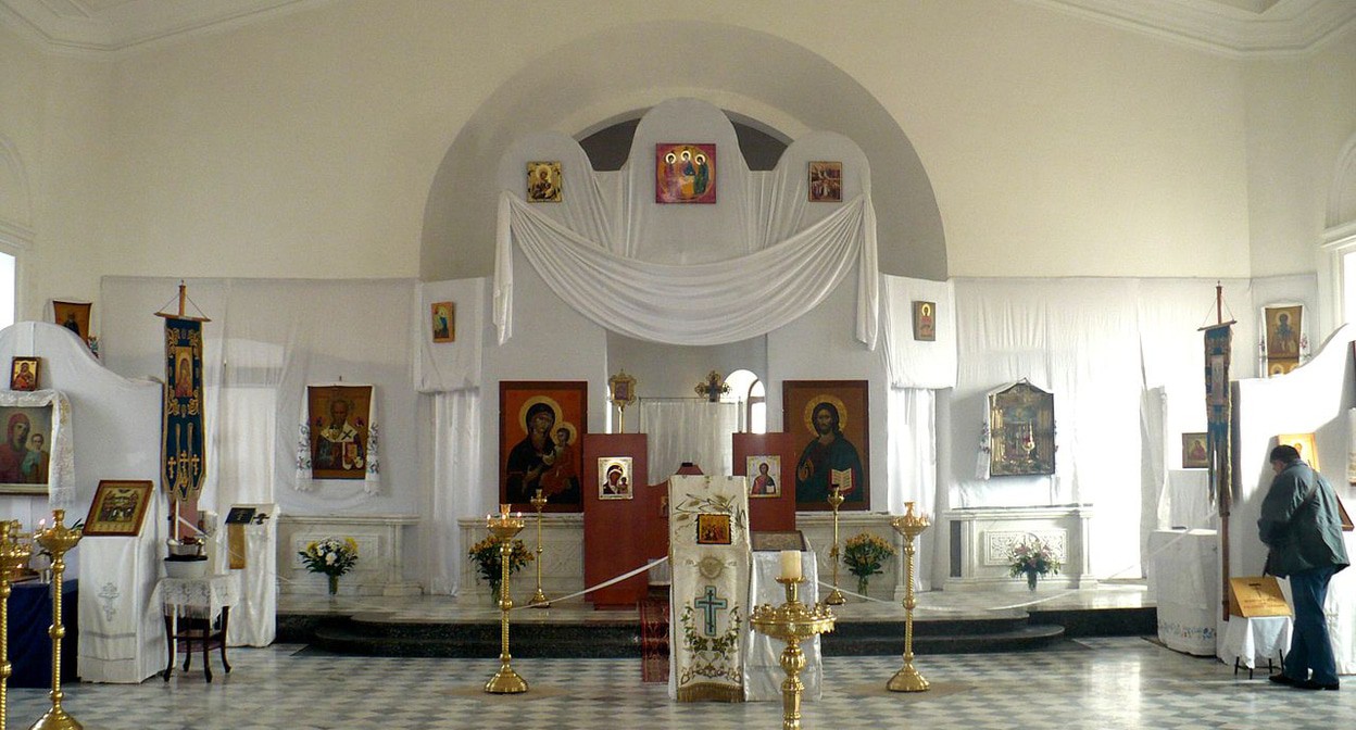 Интерьер храма ереванской Покровской церкви. Фото Calibrux - https://ru.wikipedia.org/wiki/Храм_Покрова_(Ереван)#/media/Файл:Church_Pokrova_Presvyatoy_Bogorodici_Yerevan_int1.JPG Интерьер храма ереванской Покровской церкви. Фото Calibrux - https://ru.wikipedia.org/wiki/Храм_Покрова_(Ереван)#/media/Файл:Church_Pokrova_Presvyatoy_Bogorodici_Yerevan_int1.JPG