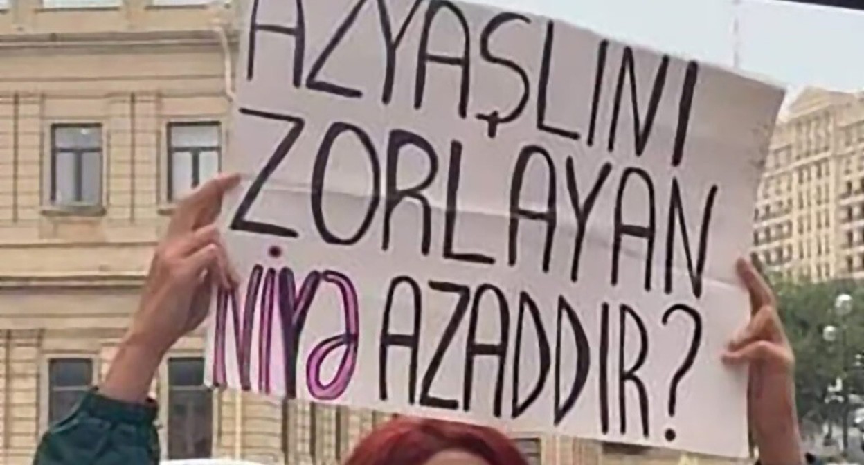 Активистка и феминистка Гульнара Мехдиева держит постер с надписью «Почему человек, изнасиловавший несовершеннолетнюю, всё ещё на свободе?» Фото: Парвана Гурбанлы https://oc-media.org/ru/posle-goda-bezdeystviya-vlasti-azerbaydzhana-arestovali-podozrevaemogo-v-iznasilovanii-aktivistki/ Активистка и феминистка Гульнара Мехдиева держит постер с надписью «Почему человек, изнасиловавший несовершеннолетнюю, всё ещё на свободе?» Фото: Парвана Гурбанлы https://oc-media.org/ru/posle-goda-bezdeystviya-vlasti-azerbaydzhana-arestovali-podozrevaemogo-v-iznasilovanii-aktivistki/