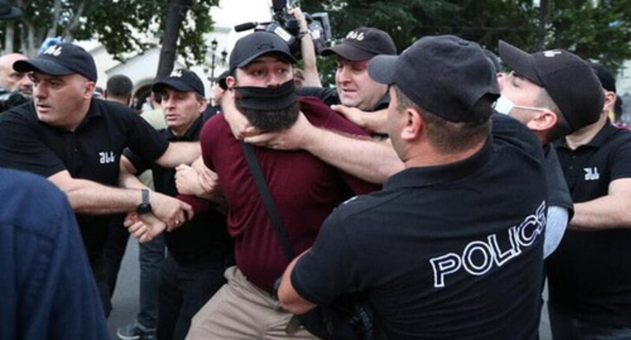 Задержание активистов во время беспорядков на акциях протеста против гей-парада в Тбилиси. 5 июля 2021 г. Фото: REUTERS/Irakli Gedenidze Задержание активистов во время беспорядков на акциях протеста против гей-парада в Тбилиси. 5 июля 2021 г. Фото: REUTERS/Irakli Gedenidze