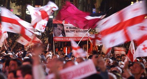 Митинг в поддержку Михаила Саакашвили. 14 октября 2021 г. Фото: REUTERS/Irakli Gedenidze Митинг в поддержку Михаила Саакашвили. 14 октября 2021 г. Фото: REUTERS/Irakli Gedenidze