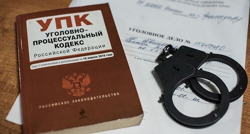 Уголовный кодекс и наручники. Фото: Валентина Мищенко / Югополис Уголовный кодекс и наручники. Фото: Валентина Мищенко / Югополис